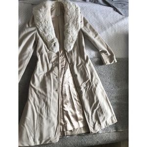 Vintage coat with RABBIT fur collar.